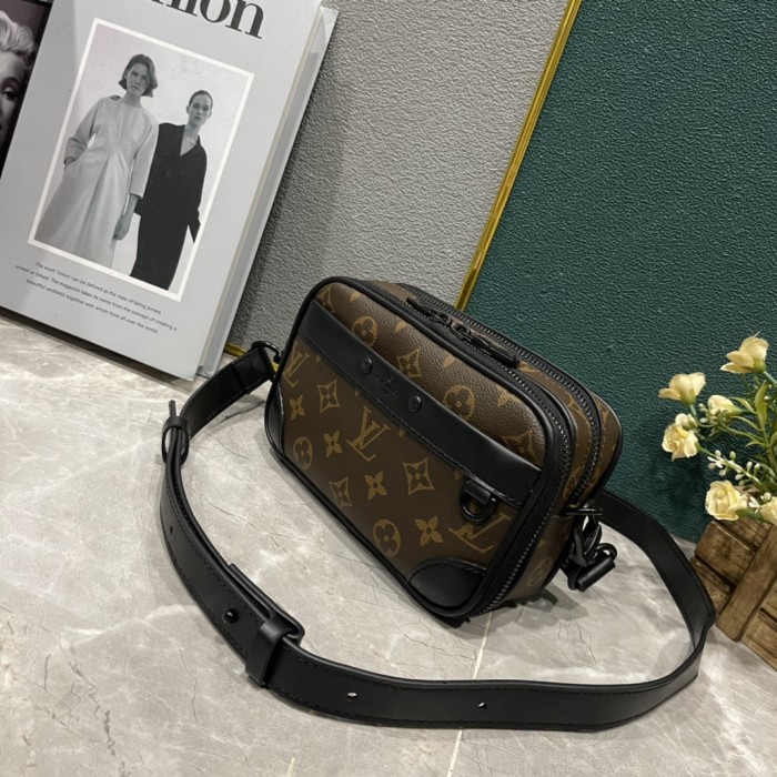 LV Alpha Messenger Bag M82542 LM031 18.5cm