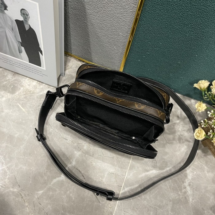 LV Alpha Messenger Bag M82542 LM031 18.5cm