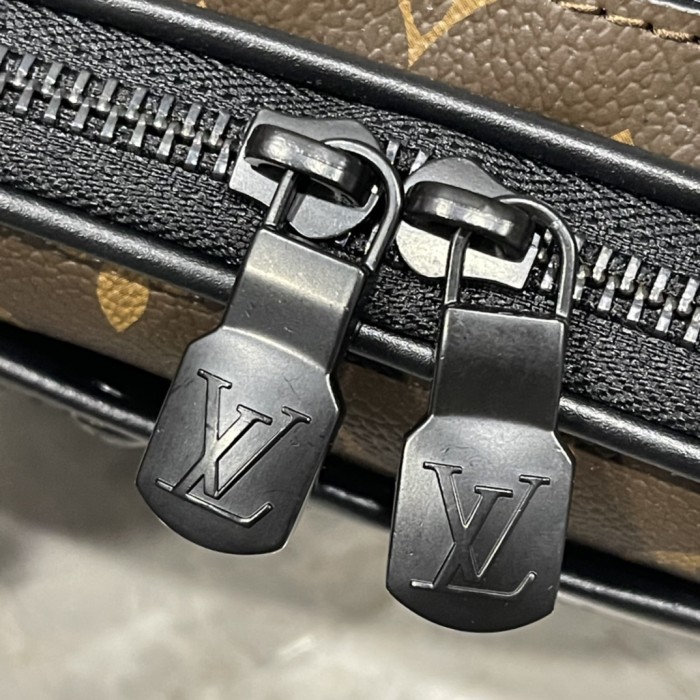 LV Alpha Messenger Bag M82542 LM031 18.5cm