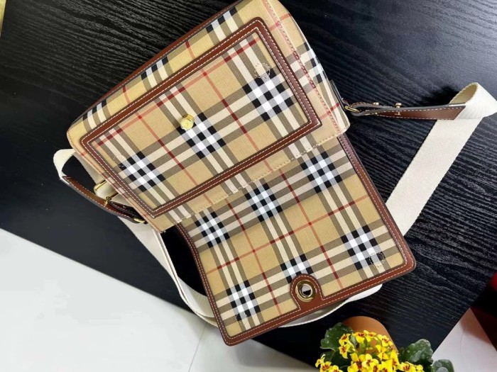 Burberry Note Bag 8350 WX012 25cm