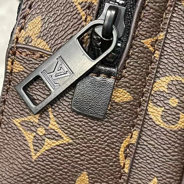 LV Pilot Slingbag M23736 XX061 20cm