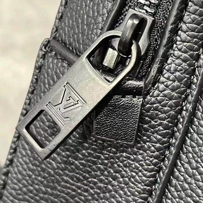 LV Pilot Slingbag M23736 XX061 20cm