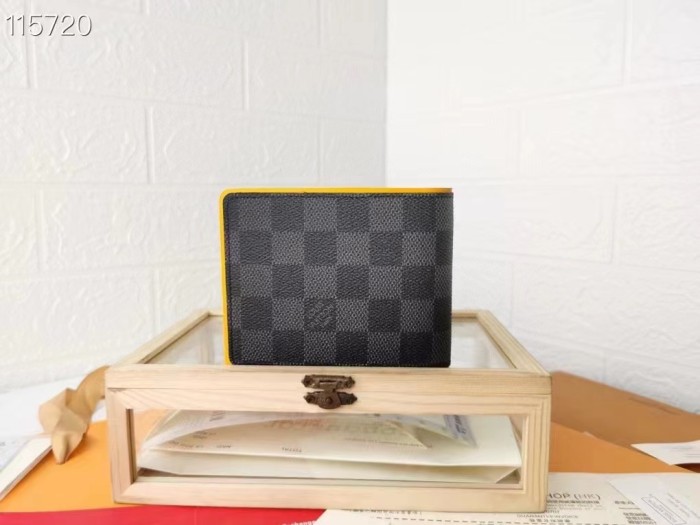 LV Wallet M63260 LM06 12cm
