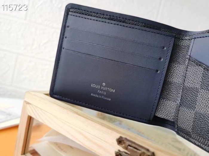LV Wallet M63260 LM06 12cm
