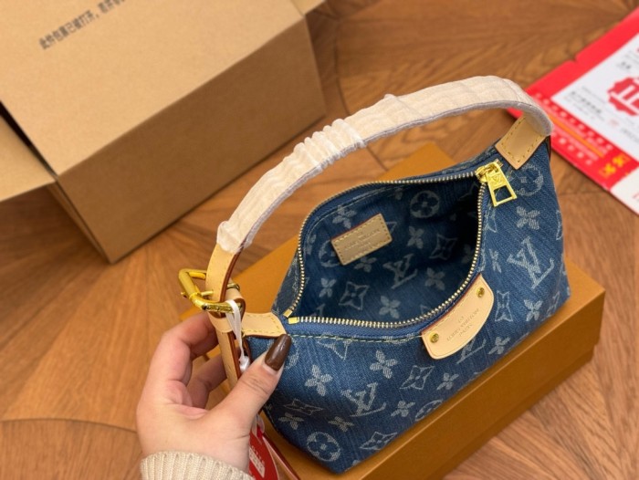 LV Shoulder Bag 003 DB041 20cm