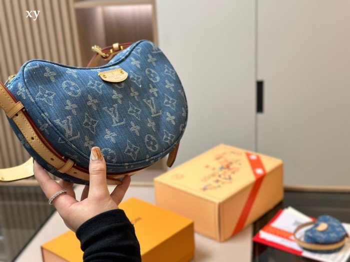 LV Shoulder Bag 002 DB091 25cm