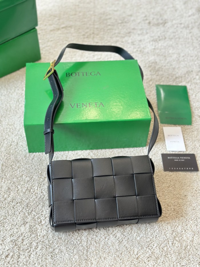 Bottega Veneta Cassette Bag 006 DB561 23cm