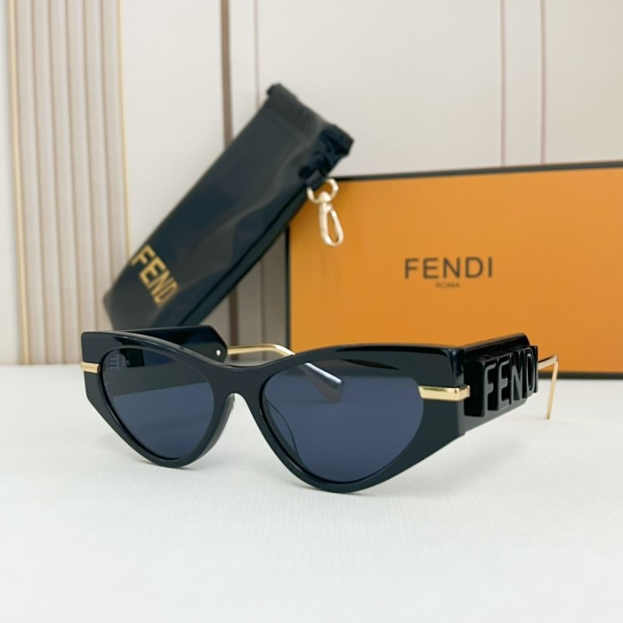 Fendi Sunglasses FE40121 SM071