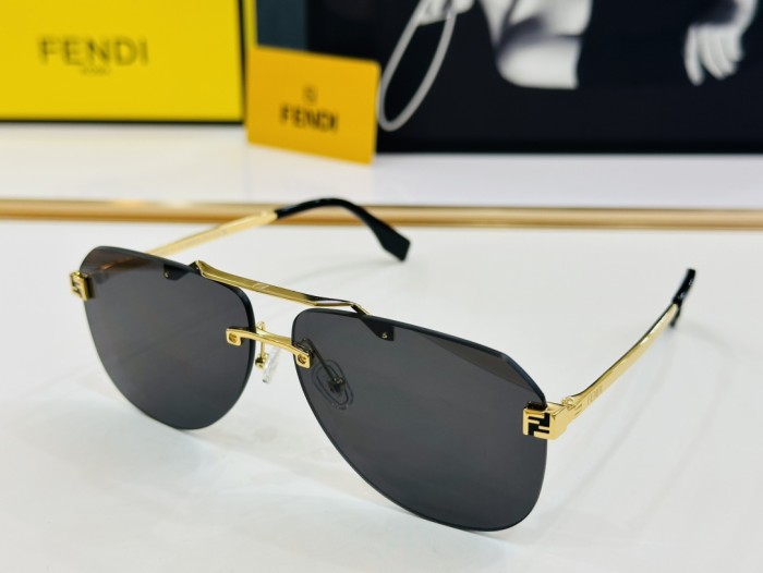 Fendi Sunglasses FE40115U SM071