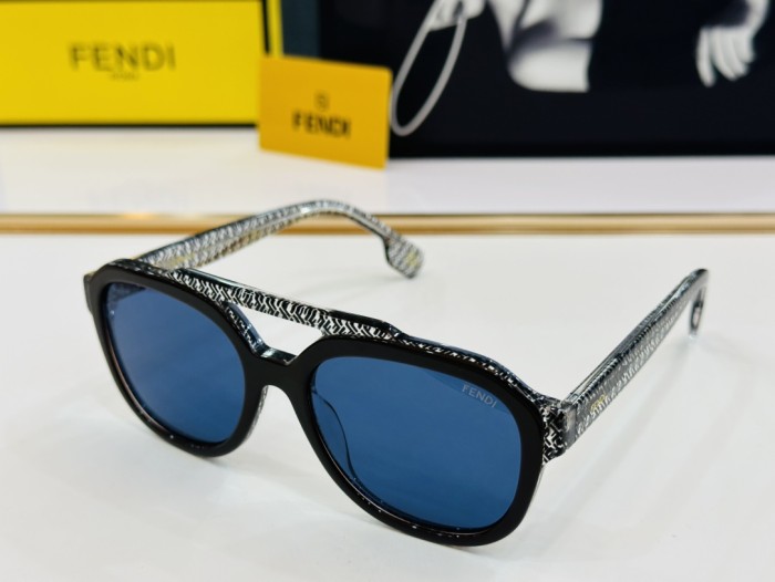 Fendi Sunglasses FE40076U SM061