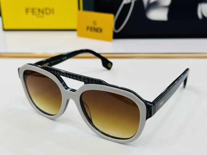 Fendi Sunglasses FE40076U SM061