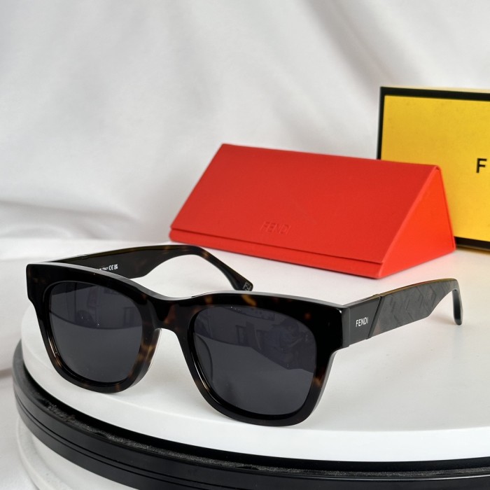 Fendi Sunglasses FE40132I SM061