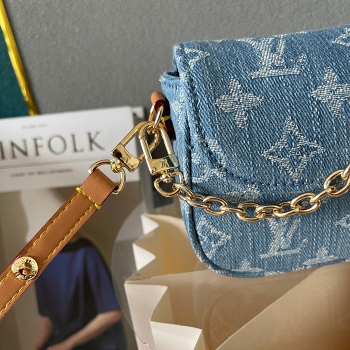 LV Wallet On Chain Ivy Bag M81911 LM021 23.5cm