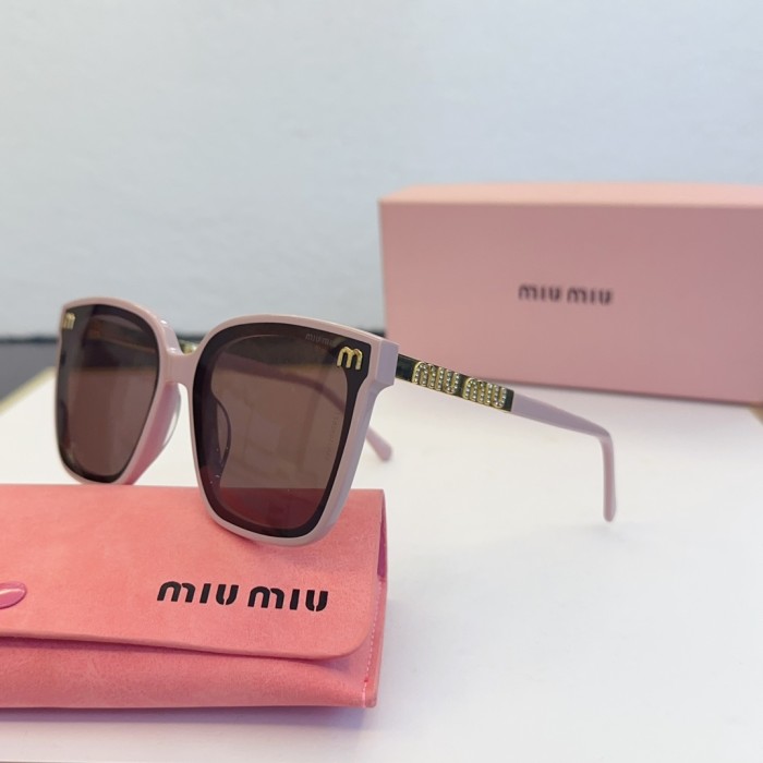 Miu Miu Sunglasses SMU 21S SM061