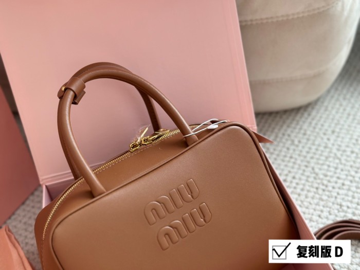 Miu Miu Handbag 006 LLS081 27cm