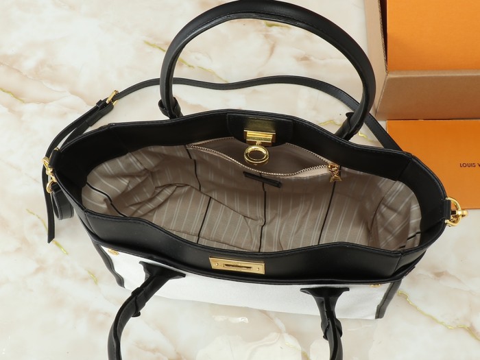 LV On My Side Handbag M20014 LM002032 25-30cm