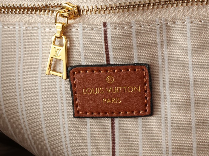 LV On My Side Handbag M20014 LM002032 25-30cm
