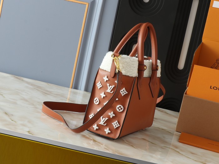 LV On My Side Handbag M20014 LM002032 25-30cm