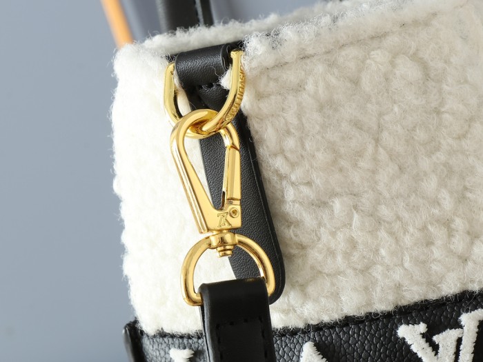 LV On My Side Handbag M20014 LM002032 25-30cm