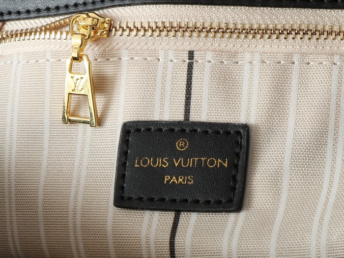 LV On My Side Handbag M20014 LM002032 25-30cm