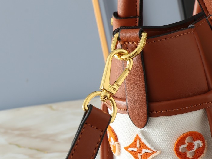 LV On My Side Handbag M20014 LM002032 25-30cm