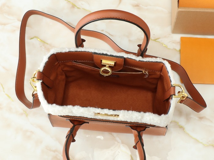 LV On My Side Handbag M20014 LM002032 25-30cm