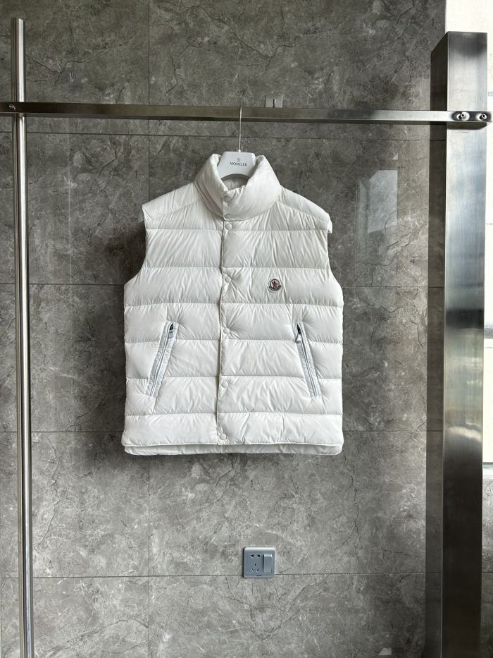 Moncler Down vest M94 FYZ042