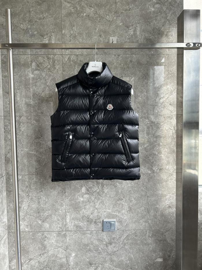 Moncler Down vest M94 FYZ042