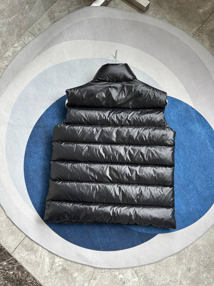 Moncler Down vest M94 FYZ042