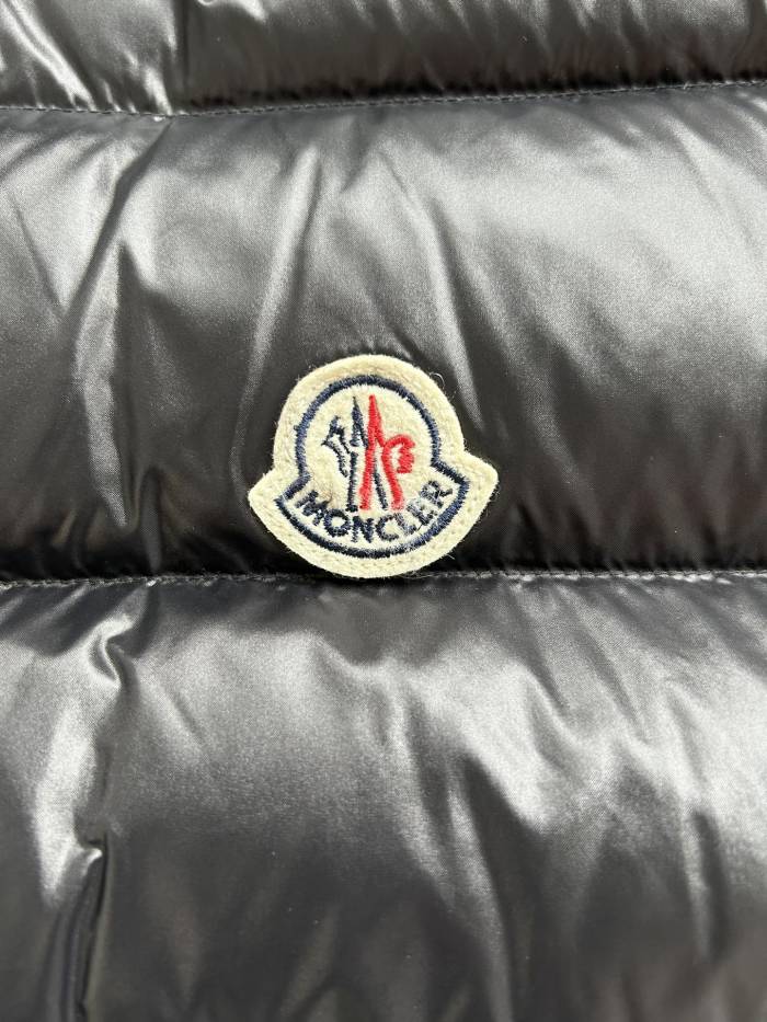 Moncler Down vest M94 FYZ042