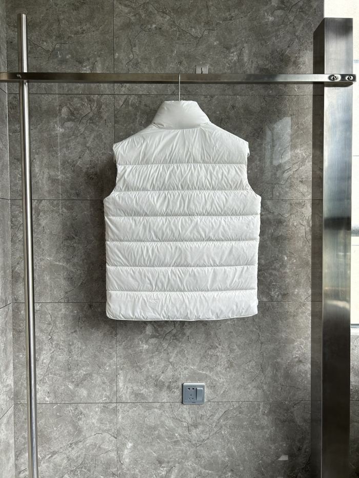 Moncler Down vest M94 FYZ042