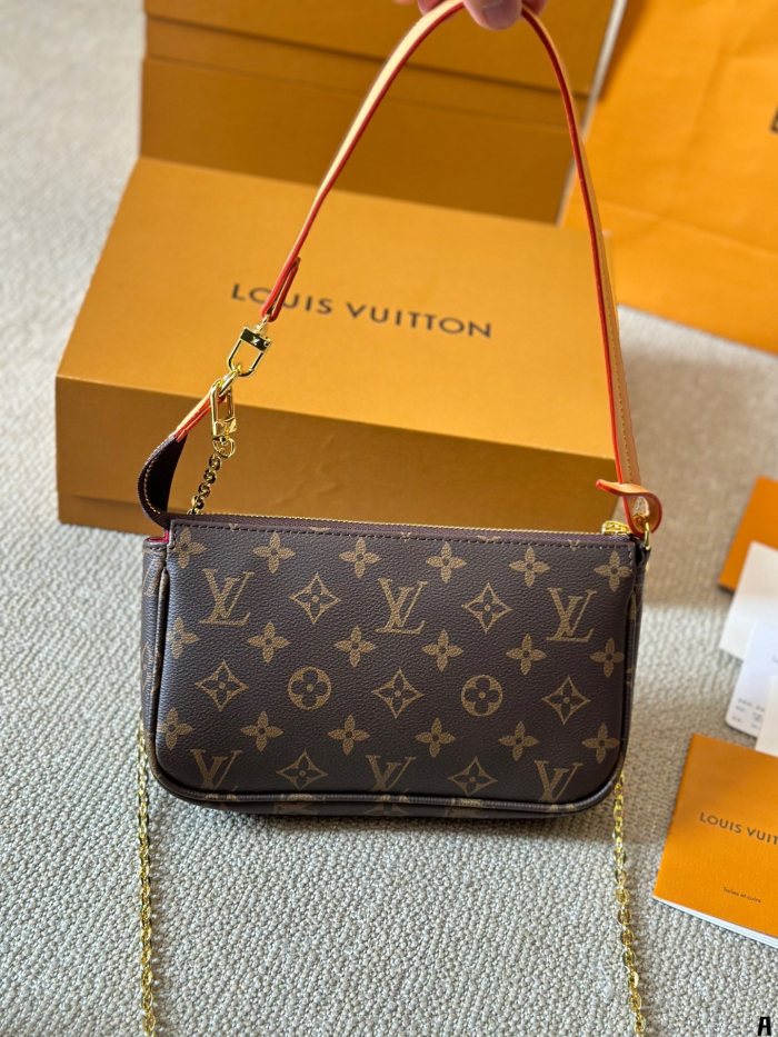 LV Pochette Bag 043 DB021 21cm