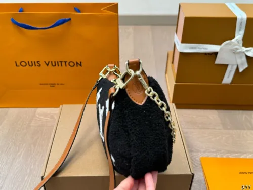 LV Pochette Bag 042 DB541 26cm