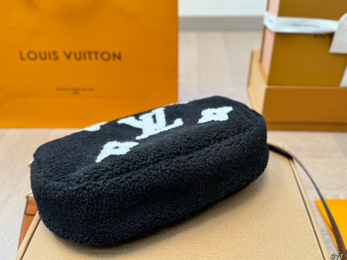 LV Pochette Bag 042 DB541 26cm