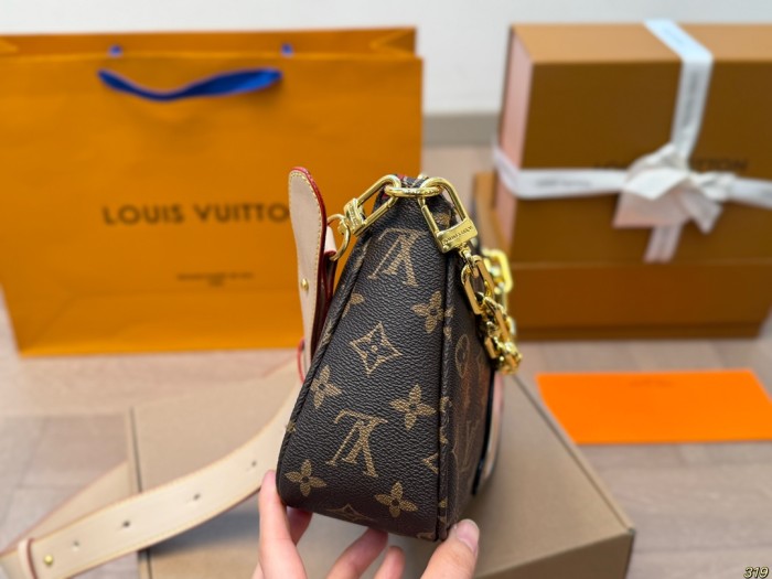 LV Pochette Accessories Bag 049 DB041 26cm