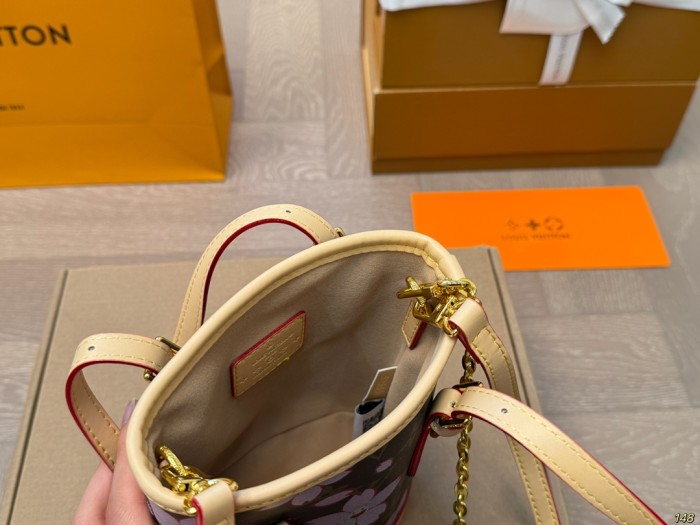 LV Bucket Bag 050 DB521 17cm