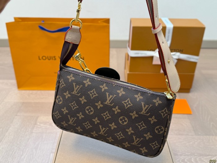 LV Pochette Accessories Bag 049 DB041 26cm
