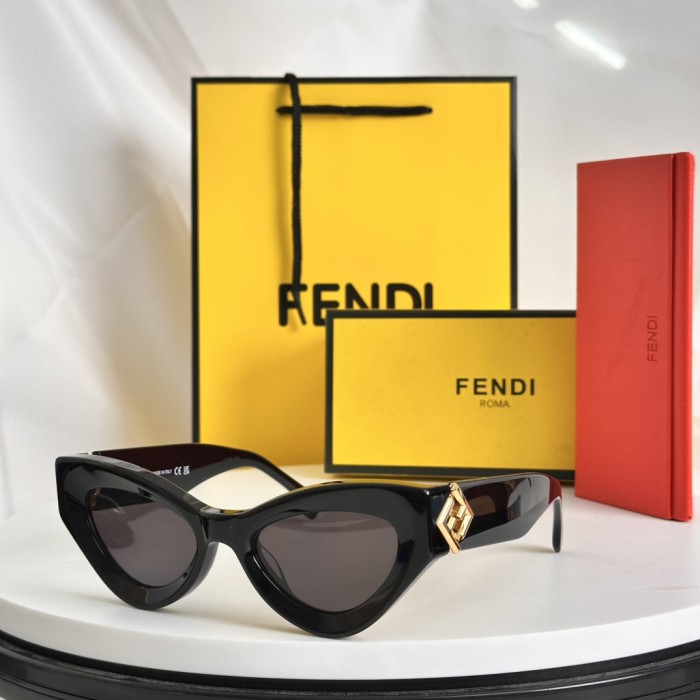 Fendi Sunglasses FE40146l SM051