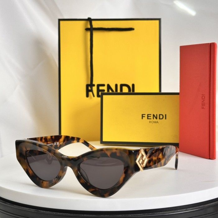 Fendi Sunglasses FE40146l SM051