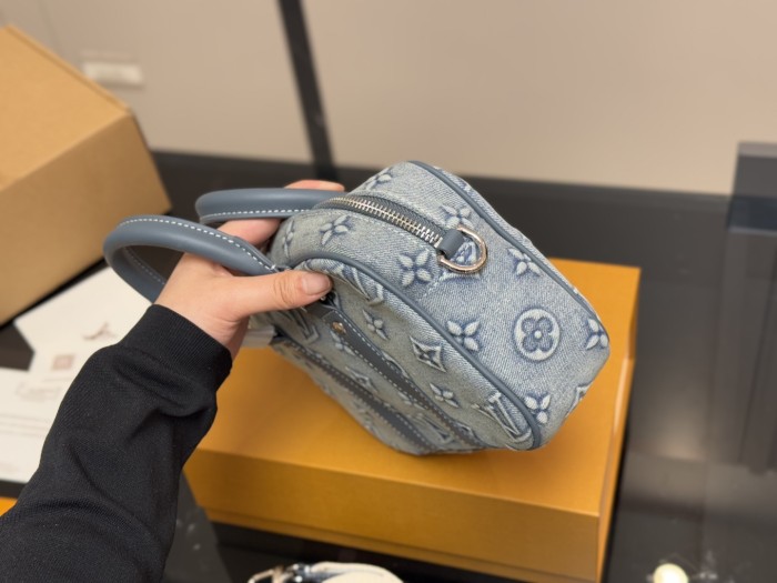 LV Shoulder Bag 079 DB591 20cm