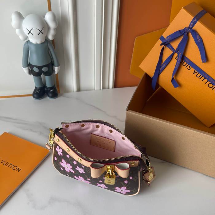 LV Pochette Accessoires Bag M13666 XX061 22cm