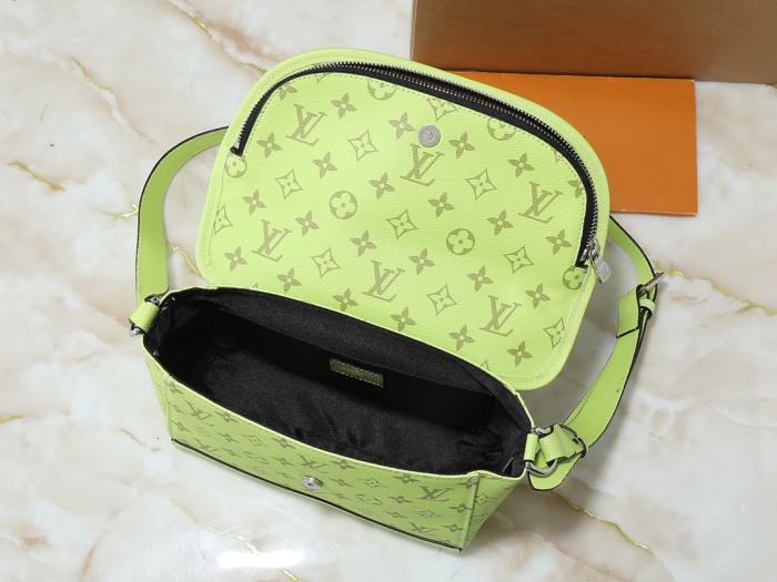 LV Pulse Bag M14079 XX041 26.5cm