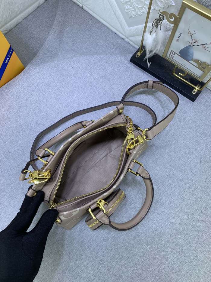 LV OnTheGo East West Bag M23640 XX041 25cm