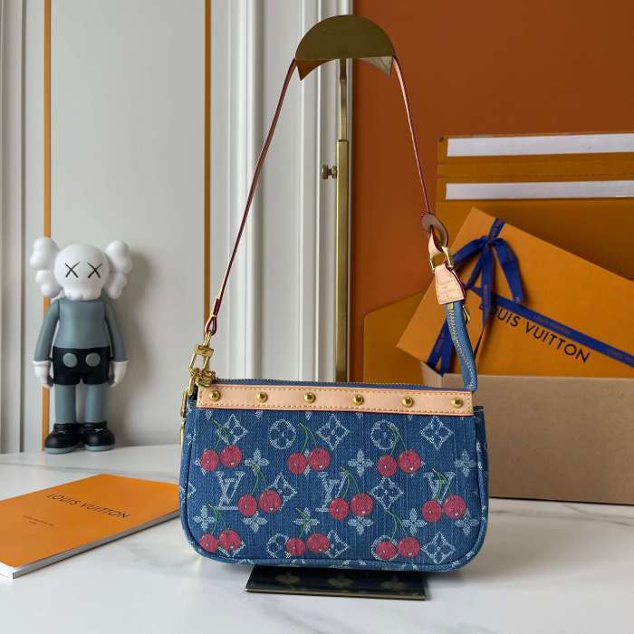 LV Pochette Accessoires Bag M13994 XX031 22cm