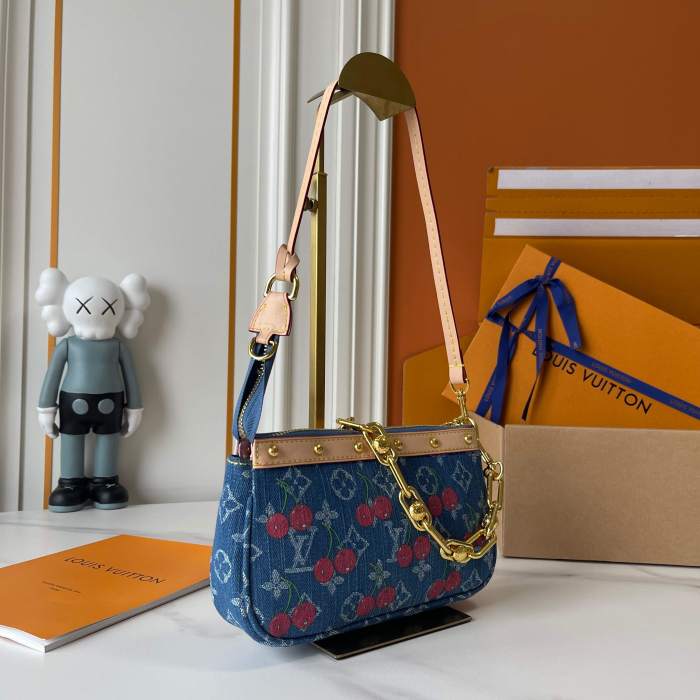 LV Pochette Accessoires Bag M13994 XX031 22cm