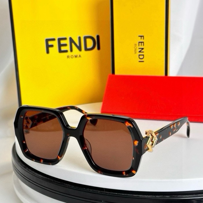 Fendi Sunglasses FE40139I SM051