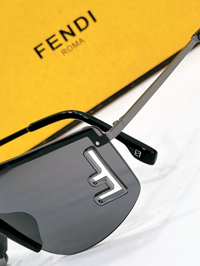 Fendi Sunglasses FE40168U SM051