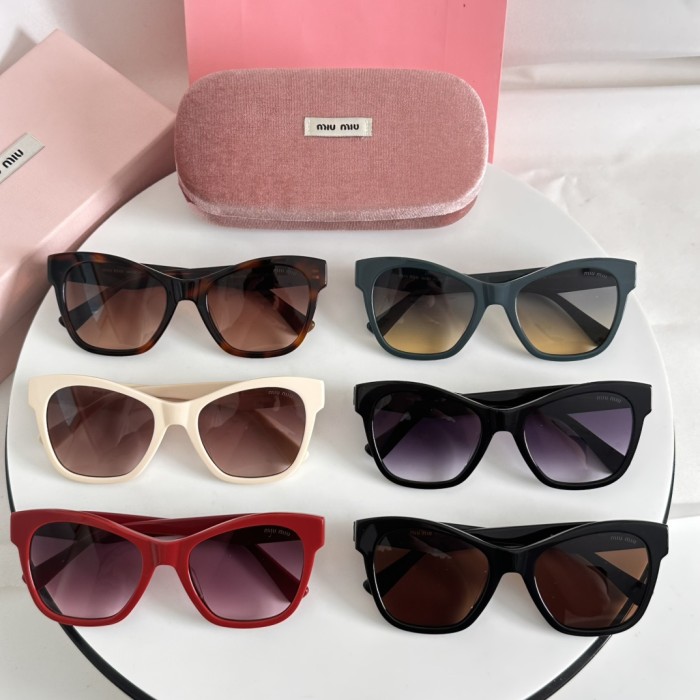 Miu Miu Sunglasses SMU70W SM051