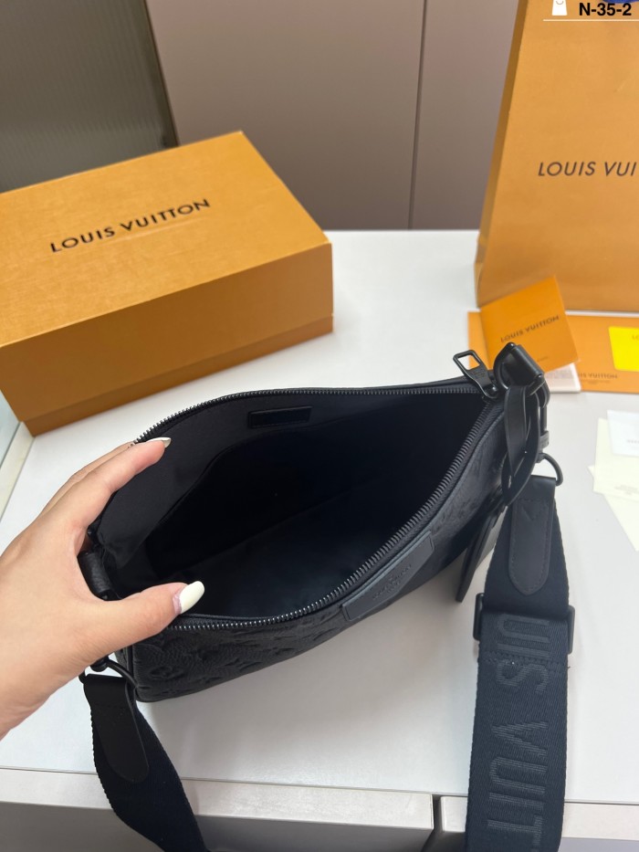 LV Shoulder Bag 122 DB512 28cm
