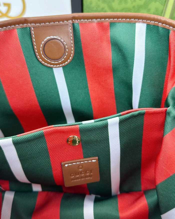 Gucci Emblem Bag 815118 LM031 19cm